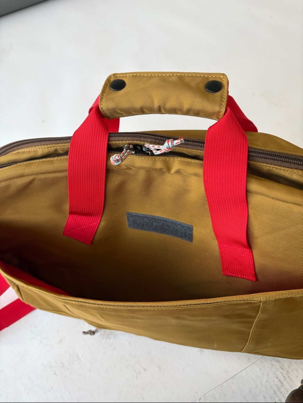 Patagonia laptop Bag in Mustard with Red Straps - Picture 10 of 12